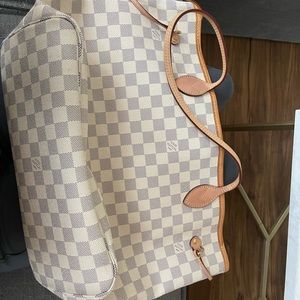 Louis Vuitton Neverfull tote bag
